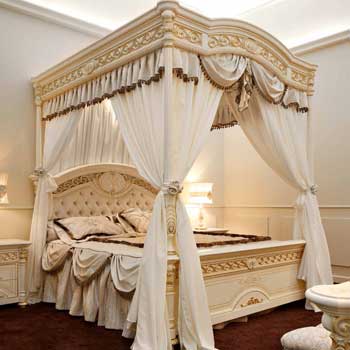 Итальянская спальня Luigi XVI Laccato фабрики VALDERAMOBILI Кровать King Size с балдахином