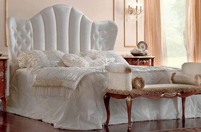 Итальянская спальня Reggenza Luxury фабрики BARNINI OSEO Кровать размера king с обитым изогнутым  изголовьем сп. место 184X203
