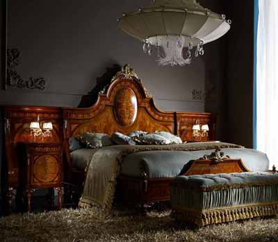 Итальянская спальня I Maggiolini фабрики AGOSTINI MOBILI Кровать с наземными тумбами сп. место 180 Х 200