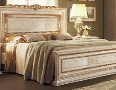 Итальянская спальня Leonardo фабрики ARREDO CLASSIC. Стоимость комплекта как на фото (шкаф 4А + кровать со сп.местом 160*190 + 2 тумбочки) Кровать с деревянным изголовьем (сп.место 160*190) с короной