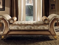 Итальянская мягкая мебель Liberty фабрики ARREDO CLASSIC. Стоимость дивана как на фото. Кушетка Vittoria кат. C, G, кожа (ножки liberty)