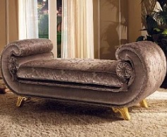Итальянская мягкая мебель Liberty фабрики ARREDO CLASSIC. Стоимость дивана как на фото. Кушетка Venere кат. E (extra) (ножки liberty)