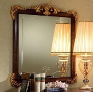Итальянская гостиная Donatello фабрики ARREDO CLASSIC. Стоимость комплекта как на фото (витрина 3А + буфет 4А + стол не раскладной + 3 стула + 1 полукресло + зеркало с короной) Зеркало к буфету 2-х дверному (малое)