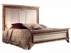 Итальянская спальня Raffaello фабрики ARREDO CLASSIC Кровать с деревянным изголовьем с короной (сп.место 180*200)