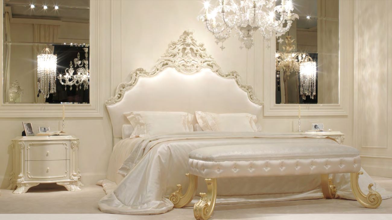 Итальянская спальная группа арт. 310 ( в комплект входит кровать с декоративными подушками и покрывалом + 2 тумбочки + банкетка) фабрики FRATELLI RADICE Банкетка (как на фото)