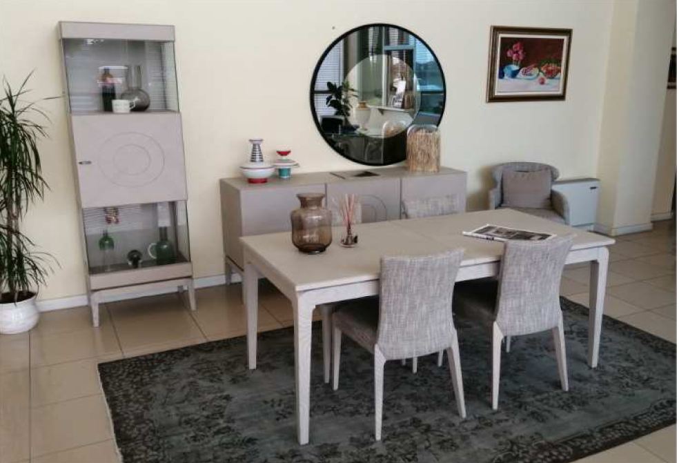 Итальянский комплект мебели для гостиной (витрина + стол обеденный + 4 стула + комод + зеркало) фабрики GIORGIOCASA Комод с зеркалом