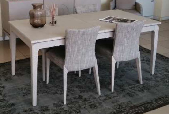Итальянский комплект мебели для гостиной (витрина + стол обеденный + 4 стула + комод + зеркало) фабрики GIORGIOCASA Стол и 4 стула