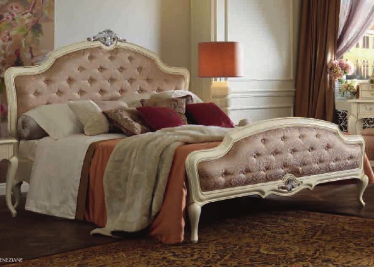 Итальянская кровать Memorie Veneziane фабрики GIORGIOCASA (кровать+тумбочки+туалетный столик+пуф) Кровать (спальное место 160*200)