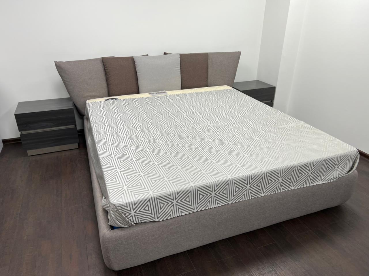 Итальянская кровать Ninfea в комплекте с тумбочками и основанием для матраса фабрики MARONESE